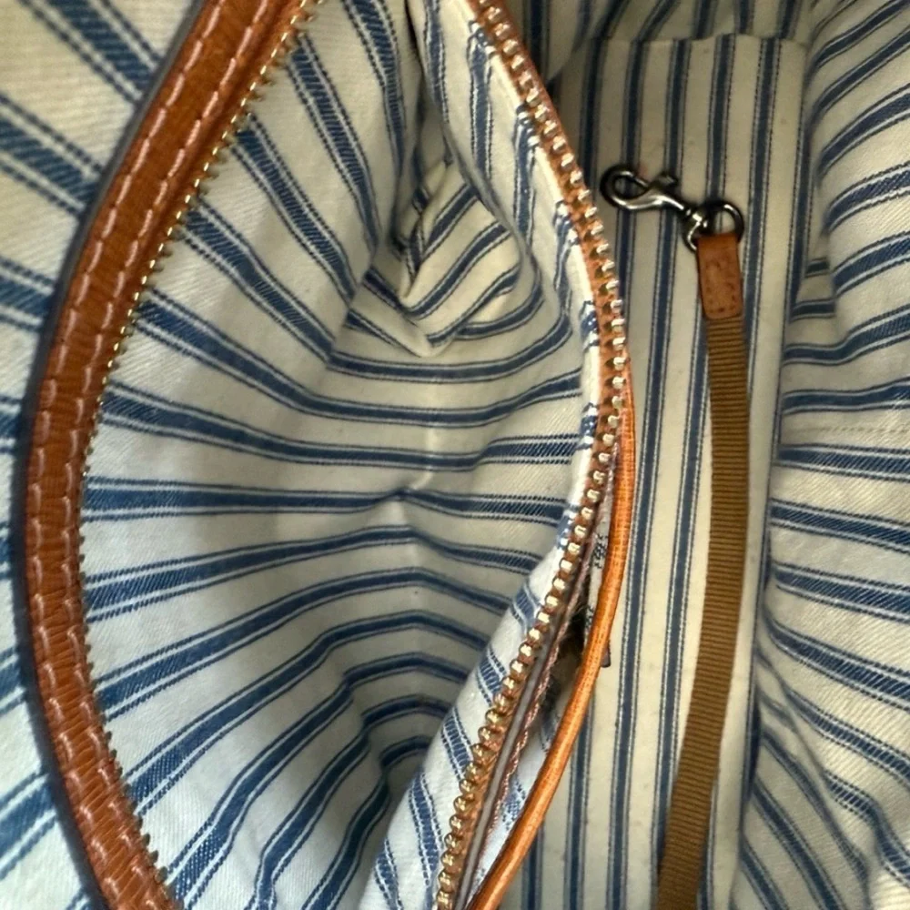 Gorgeous Dooney & Bourke Tan Leather Satchel
